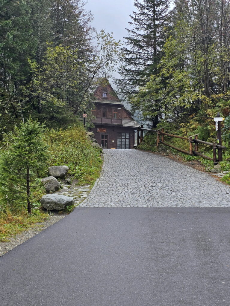 wejście do schroniska